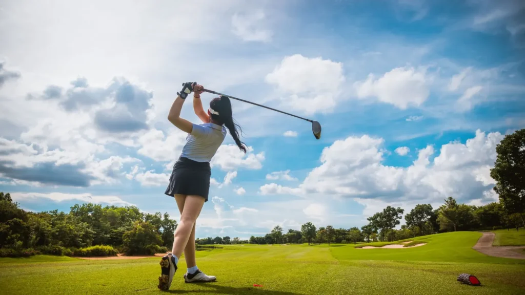 A woman recovering from their Golf knee and shoulder injuries. Common knee and shoulder injuries caused by repetitive golf movements